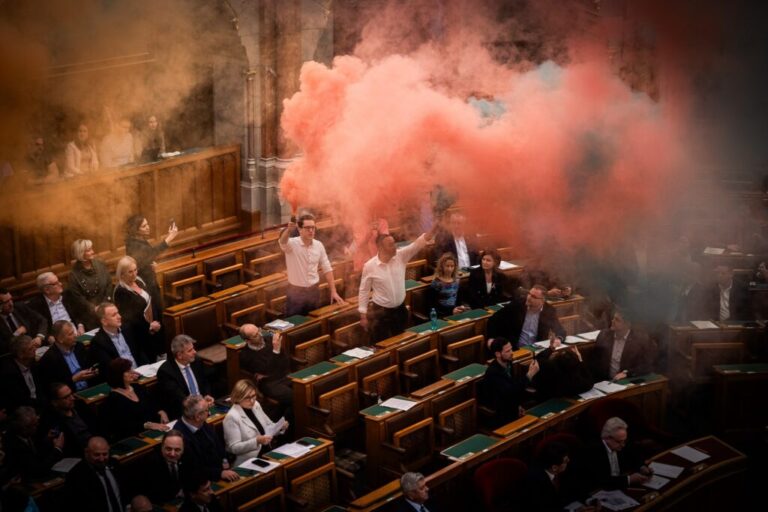 Cigányellenes beszólást kapott a füstgyertyázó hevesi honatya a Parlamentben