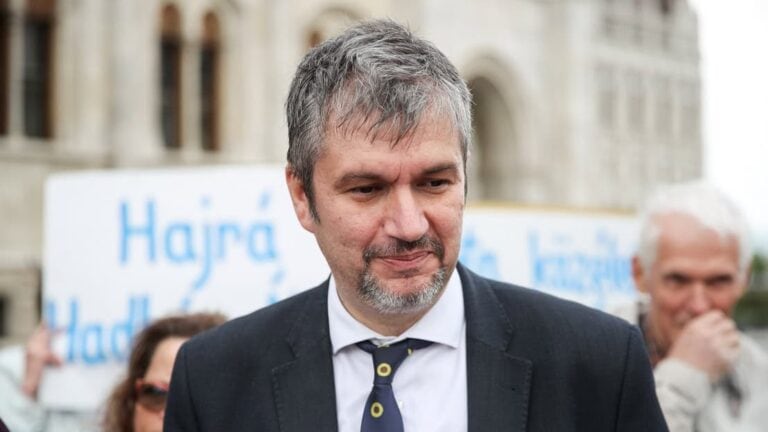 lépésről lépésre lebontjuk a diktatúrát