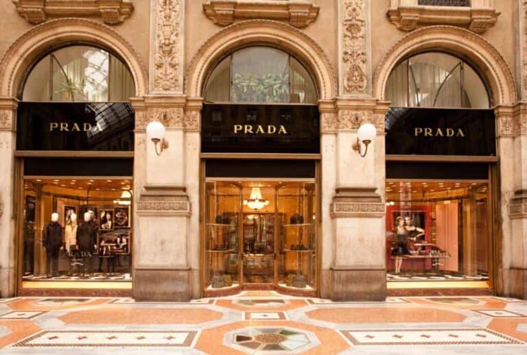 A Prada olasz luxuscikk gyártó megvásárolja a Versace divatcéget