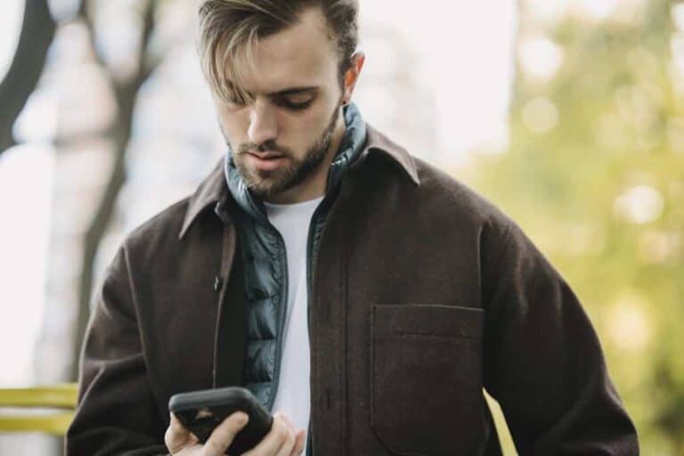 Csalók vették célba a szülőket, ne dőljön be az ilyen SMS-nek!