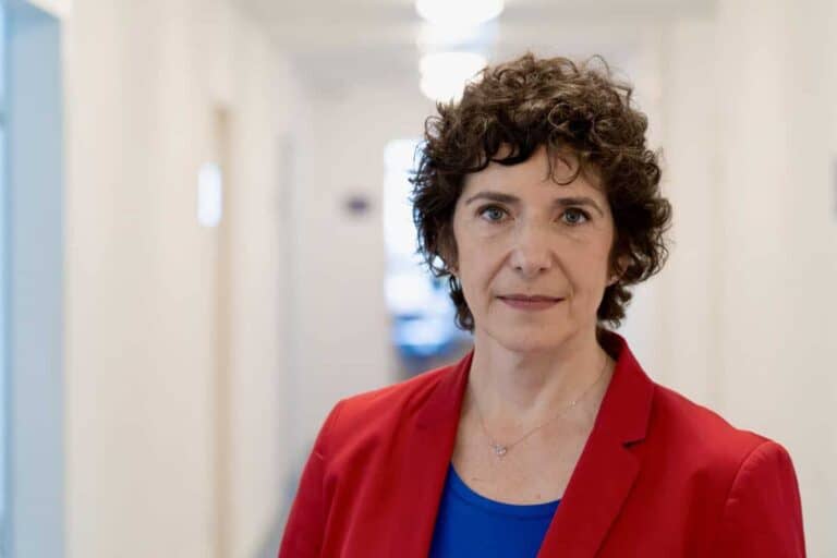 Dobrev Klára: mentesíteni kell a nyugdíjasokat a tranzakciós illeték áthárítása alól