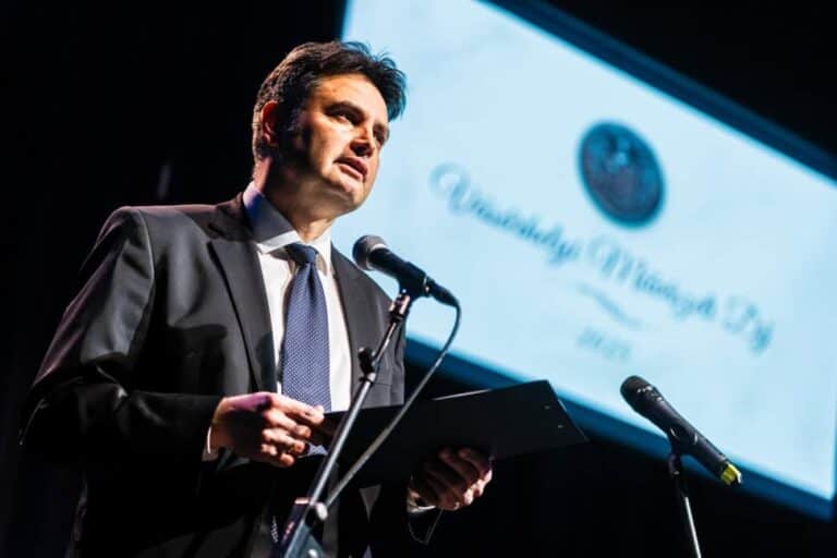 Márki-Zay Péter:A PROPAGANDÁNAK NEM AZÉRT HISZNEK AZ EMBEREK, MERT HÜLYÉK, HANEM MERT A CSAPBÓL IS AZ FOLYIK