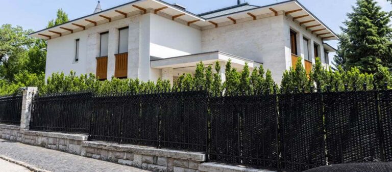 Orbánék 300 milliót költenek elnöki villára, miközben gyerekek penészben élnek