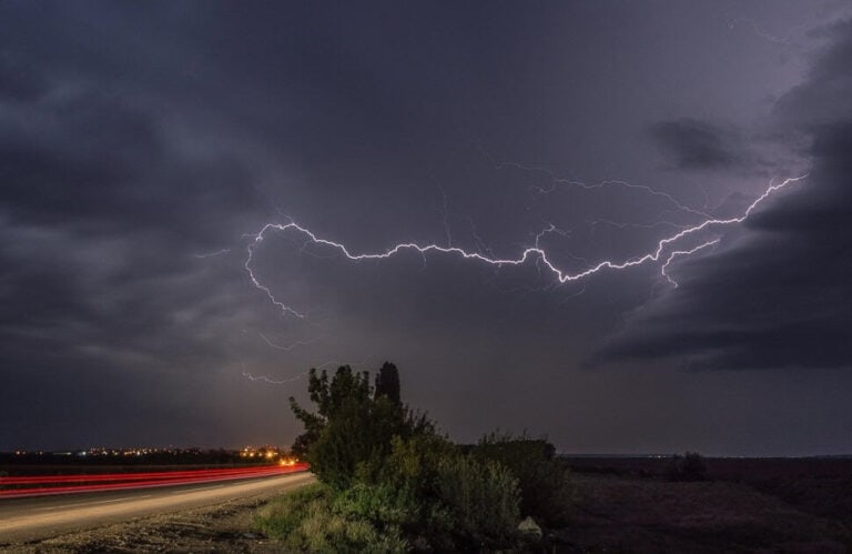 Zivatar és felhőszakadás veszélye miatt adtak ki riasztást – jégesőre és viharos szélre is fel kell készülni
