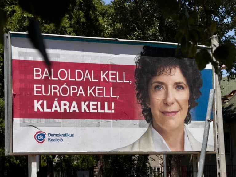 A DK óriásplakátkampányt indított: „Baloldal kell, Európa kell, Klára kell!”