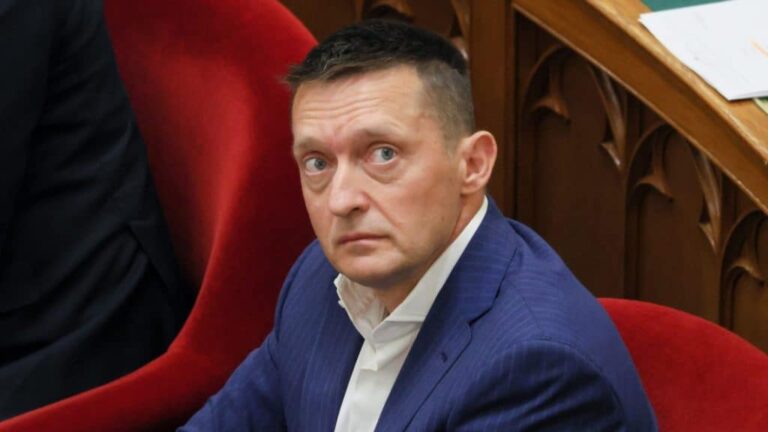 Lőfegyver, vegyi eszköz, sokkoló: Rogán Antal döntött a titkosszolgák arzenáljáról