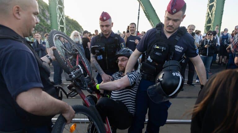 Vádemelési javaslattal zárult a nyomozás a Momentum hídfoglalása miatt