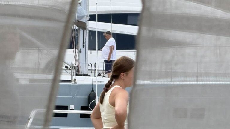 Magyar Péter fotókat posztolt a nyaraló Orbán Viktorról: Honvédségi géppel érkezve megkezdte jachtozást a felcsúti hajóskapitány