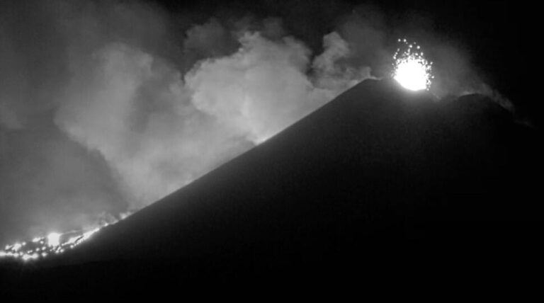 Ismét kitört az Etna: a legmagasabb légi riasztást adták ki, percek alatt pokollá vált az ég Szicília felett!