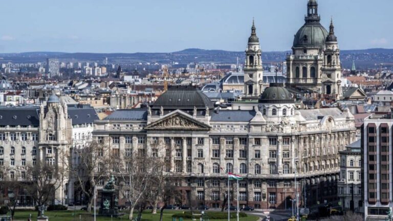 50 milliárd forintért eladó a Belügyminisztérium épülete, amit Tiborcz-hotelek vesznek körbe