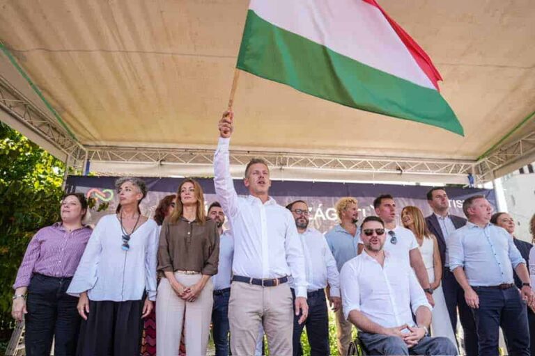 Magyar Péter: Orbán Viktor egy fogott ember, úgy táncol, ahogy a Kreml és a saját oligarchái fütyülnek