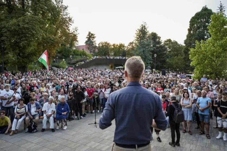 Magyar Péter: amíg a digitális polgári körök továbbképzést kapnak uszításból, mi fertőtlenítőszereket és játékokat viszünk a kórházakba