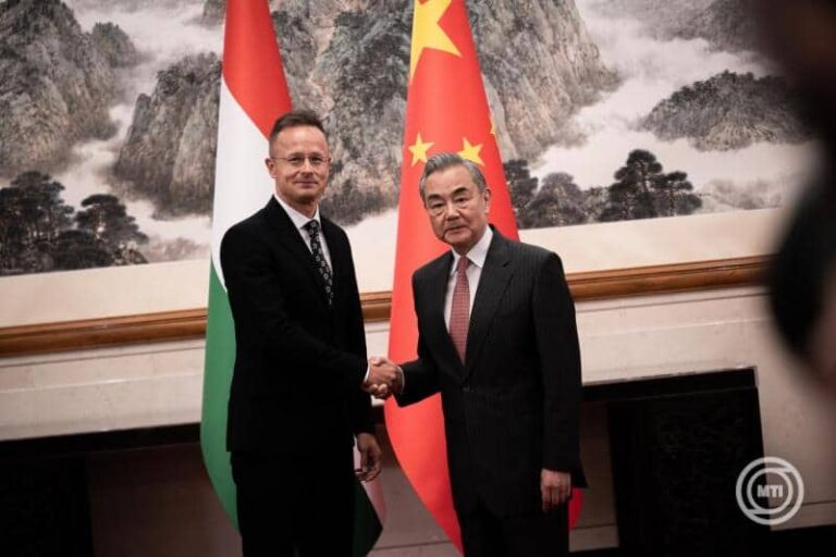 Szijjártó Péter: Magyarország a jó kínai-amerikai kapcsolatokban érdekelt