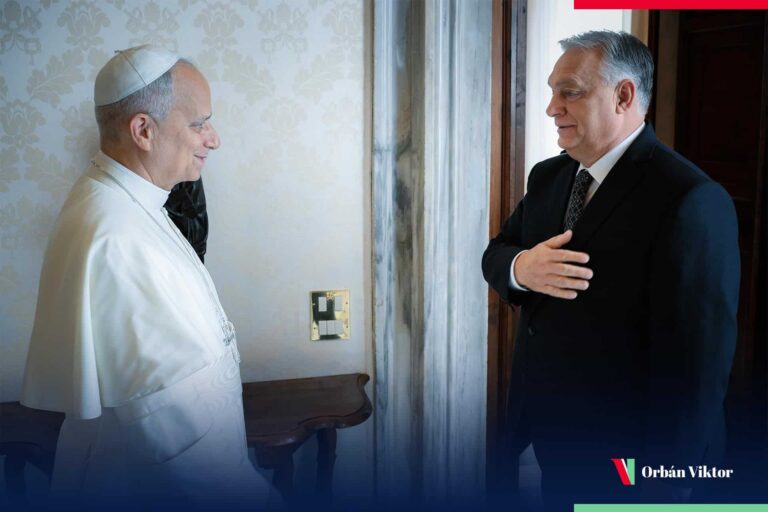 „Szentelt földön sátáncsizma” – Orbán Viktor vatikáni vendégjátéka,  avagy vígjátéka