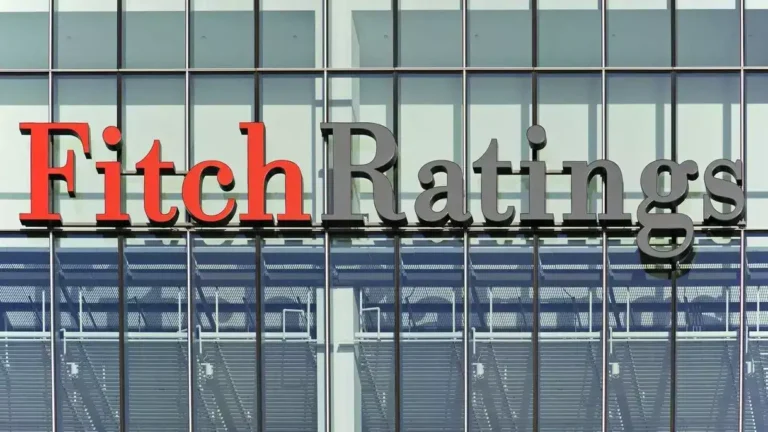 Rontotta a magyar adósságbesorolás kilátásait a Fitch, hajszálnyira vagyunk a befektetésre nem ajánlott kategóriától