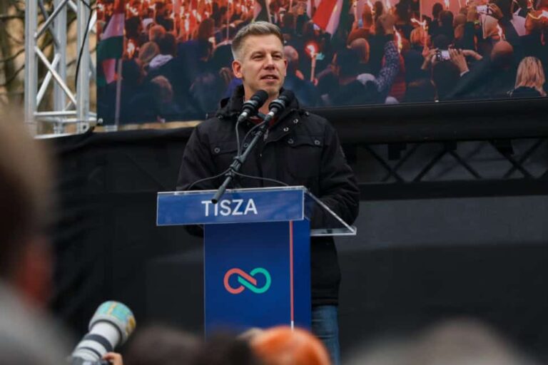 Magyar Péter: Bicske és a Szőlő utca csak a jéghegy csúcsa – Súlyos rendszerhibákra figyelmeztet a Tisza Párt elnöke