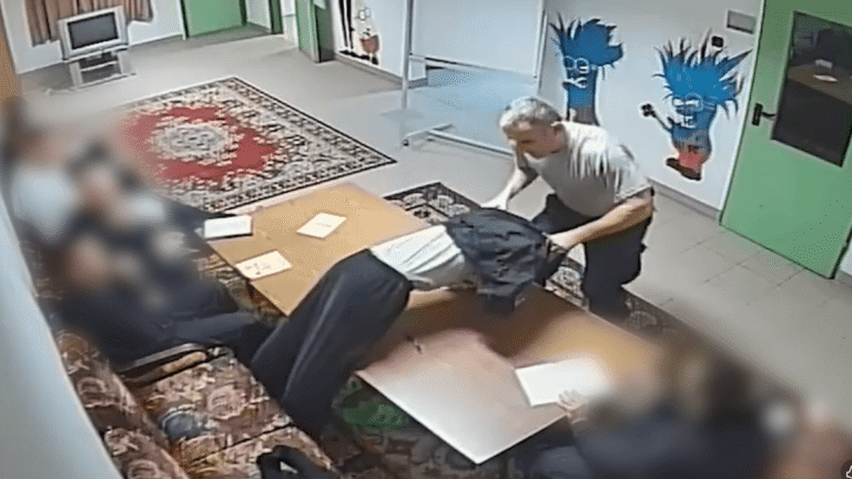 Botrány: A Szőlő utcai intézet megbízott igazgatója kirángatott a padból egy fiatalt, majd rátaposott és belerúgott – VIDEÓ