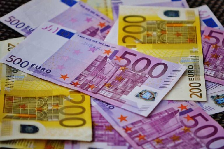 Búcsú a levától: Bulgáriában mostantól euróval fizetnek, a lakosság fele viszont tart az áremelésektől