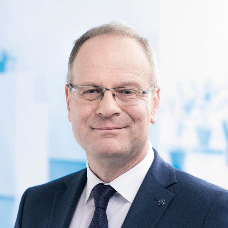 Navracsics Tibor biztosa lett a Fidesz képviselőjelöltje – kampány és kormányzati pozíció kéz a kézben