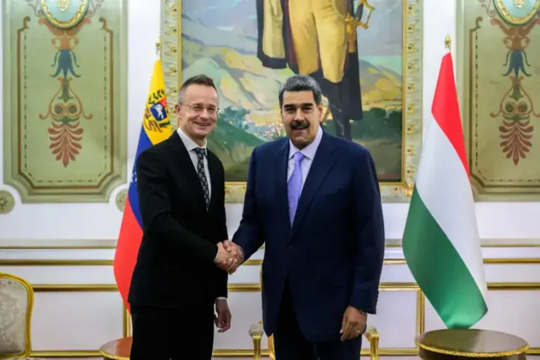 Szijjártó Péter Maduróval közös, mosolygós fotója mutatja be legjobban, mit gondol a Fidesz a külpolitikáról